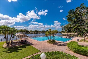 351 Cambridge Rd in Hollywood, FL - Building Photo