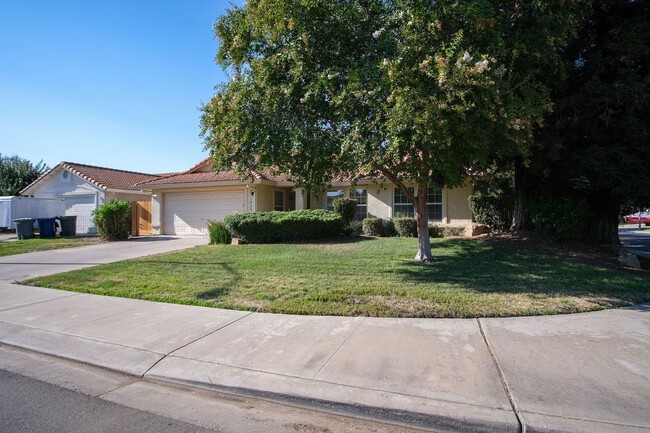 1035 Cardinal Dr in Merced, CA - Foto de edificio - Building Photo