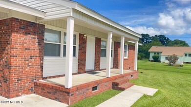 19 Collins Dr in Midway Park, NC - Foto de edificio - Building Photo