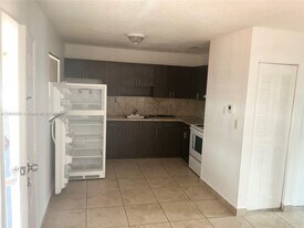 256 E 7th St in Hialeah, FL - Building Photo