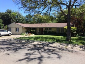 220 Shepherds Ln in Davis, CA - Building Photo