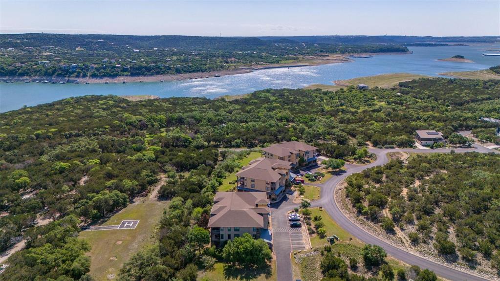 17800 Edgewood Way in Jonestown, TX - Foto de edificio