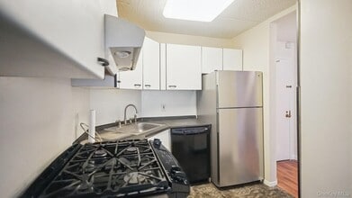 703 Pelham Rd in New Rochelle, NY - Building Photo - Building Photo