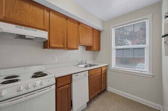 Woodside Place in Silver Spring, MD - Foto de edificio - Building Photo