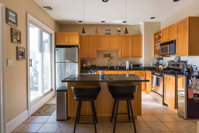 467 E 8th St, Unit 2