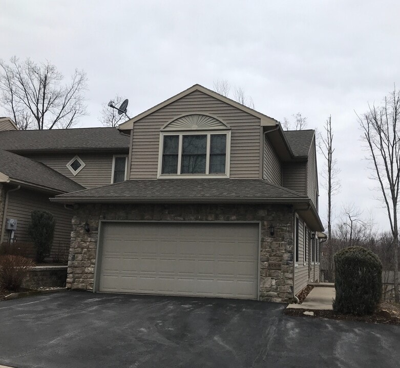 606 Oakwood Ave in State College, PA - Building Photo