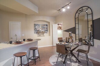 Cortland at Fredericksburg in San Antonio, TX - Foto de edificio - Building Photo