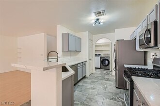 9577 Brooks Lake Ave in Las Vegas, NV - Building Photo - Building Photo