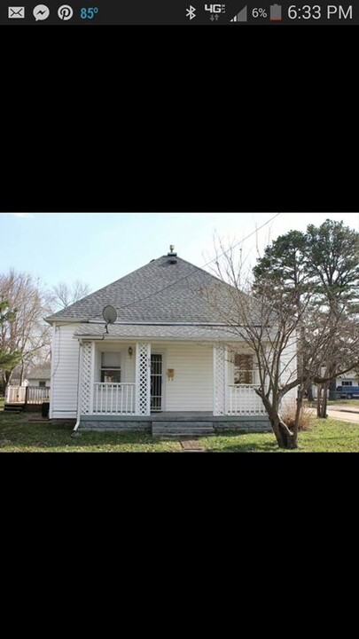 813 Tippit St in Carterville, IL - Foto de edificio