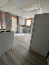 25 Maine Ave in Rumford, ME - Foto de edificio - Building Photo