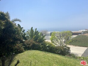 214 Bellino Dr in Los Angeles, CA - Building Photo - Building Photo
