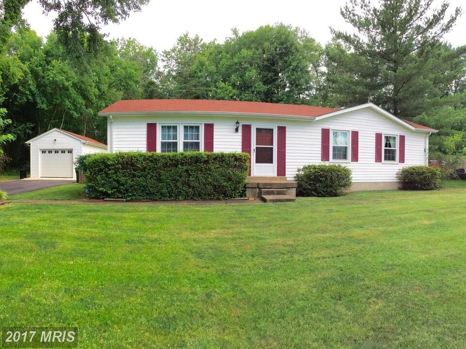 8021 Leland Rd in Manassas, VA - Building Photo