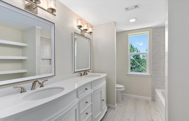 739 Lakebreeze Dr in Canyon Lake, TX - Foto de edificio - Building Photo