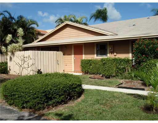 6194 Seven Springs Blvd in Greenacres, FL - Building Photo