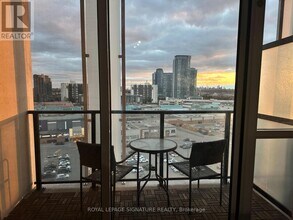 128 Fairview Mall Dr in Toronto, ON - Building Photo - Building Photo