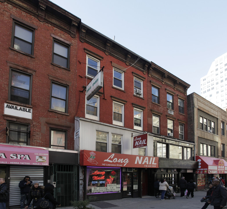 142 Lawrence St in Brooklyn, NY - Building Photo