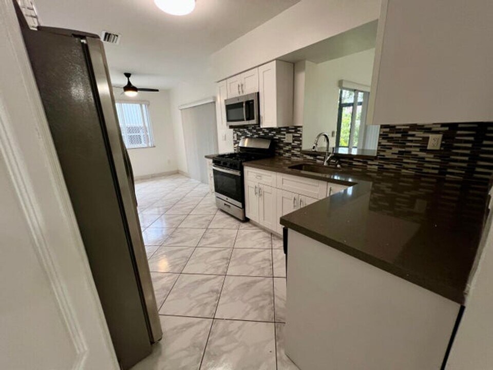 8640 Wilshire Dr in Miramar, FL - Building Photo