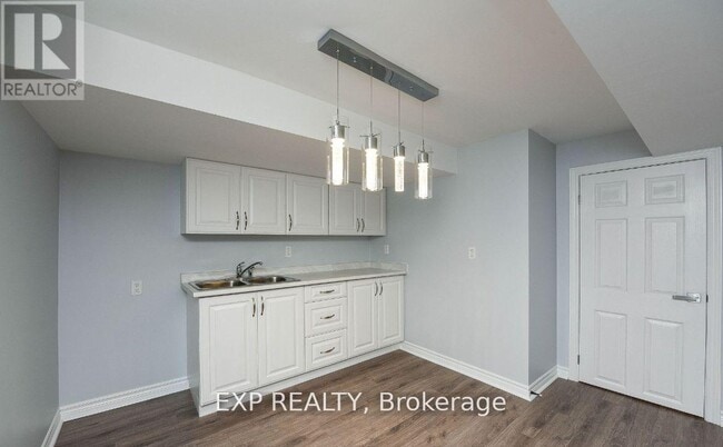 7047 Dalewood Dr in Mississauga, ON - Building Photo - Building Photo