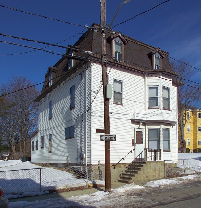 482 Snell St in Fall River, MA - Foto de edificio - Building Photo