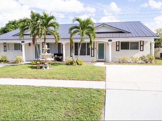 property at 1322 Riverside Cir