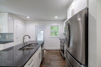 2065 W Flat Shoals Terrace, Unit 1611 - B-302 - B in Decatur, GA - Building Photo - Building Photo