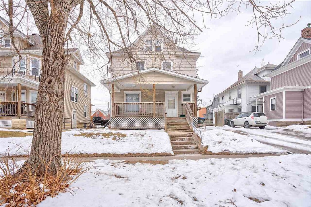 125 N Van Buren St in Iowa City, IA - Building Photo