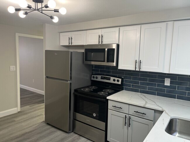 332 Park Ave, Unit 332 B in East Hartford, CT - Building Photo - Building Photo