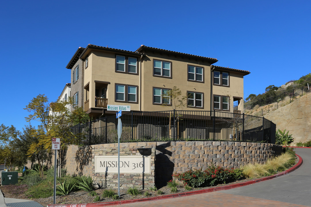 Mission Terrace in San Marcos, CA - Foto de edificio