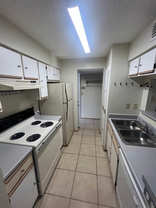 8635 Mallard Reserve Dr, Unit 101 in Tampa, FL - Building Photo - Building Photo