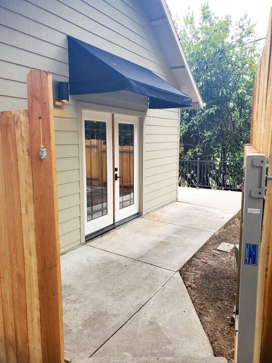 745 SW Maplecrest Dr in Portland, OR - Building Photo