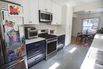 6411 Hesperia Ave in Reseda, CA - Building Photo - Building Photo