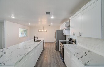 595 River Plantation Dr in Conroe, TX - Building Photo - Building Photo