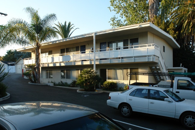 111 E Junipero St in Santa Barbara, CA - Building Photo - Building Photo