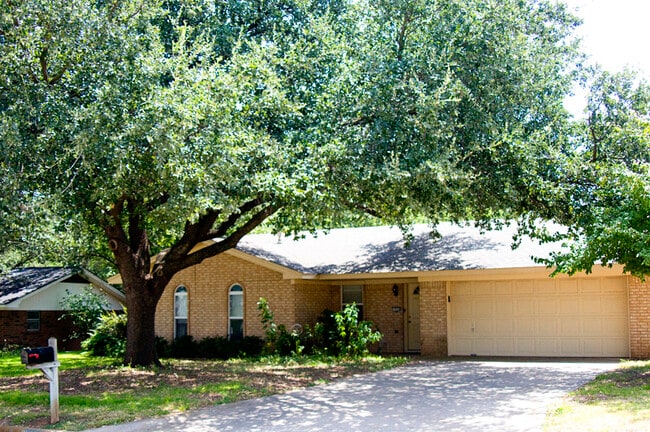 1520 Sheila Dr in Stephenville, TX - Building Photo - Building Photo