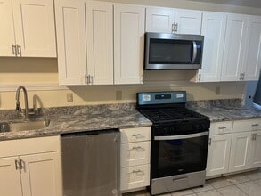 107 University Ave, Unit R in Lowell, MA - Building Photo - Building Photo