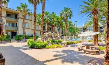 7123 S Durango Dr in Las Vegas, NV - Foto de edificio - Building Photo