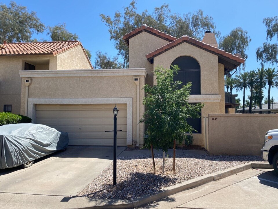 2049 N Sunset Dr in Chandler, AZ - Building Photo