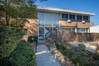 Woodmere Mews Cooperative in Woodmere, NY - Building Photo - Building Photo