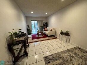 4111 Stirling Rd in Davie, FL - Building Photo - Building Photo