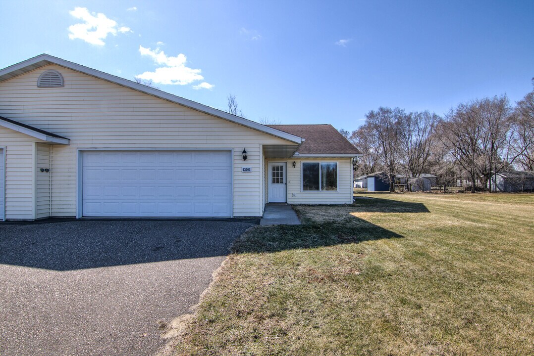 13203 39th Ave N in Lake Hallie, WI - Foto de edificio