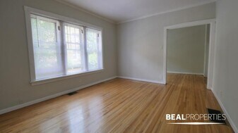 622.5 W Barry Ave in Chicago, IL - Building Photo