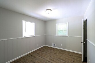 1521 Bluegrass Ave in Louisville, KY - Building Photo - Building Photo