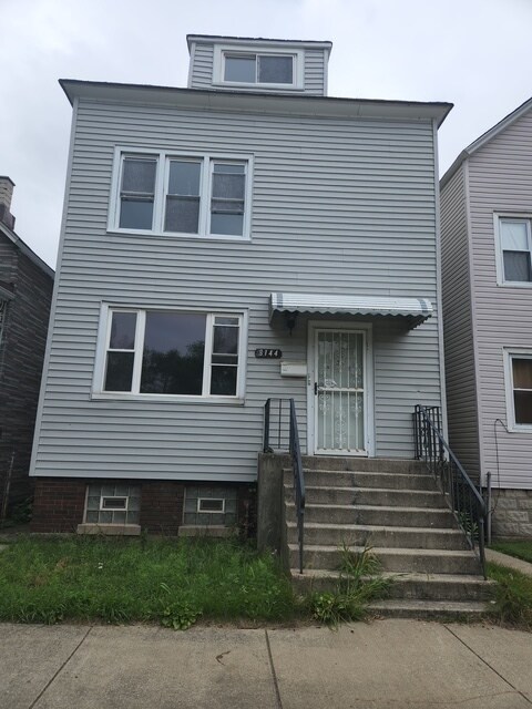 8144 S Brandon Ave in Chicago, IL - Building Photo