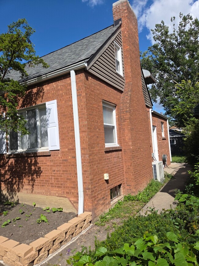 2103 S 20th Ave in Broadview, IL - Foto de edificio - Building Photo