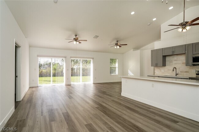 5227 3rd St W in Lehigh Acres, FL - Foto de edificio - Building Photo