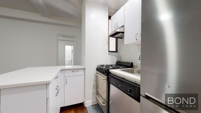 140 E 46th St in New York, NY - Building Photo - Building Photo