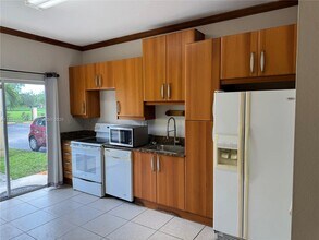 6922 NW 179th St in Hialeah, FL - Building Photo - Building Photo