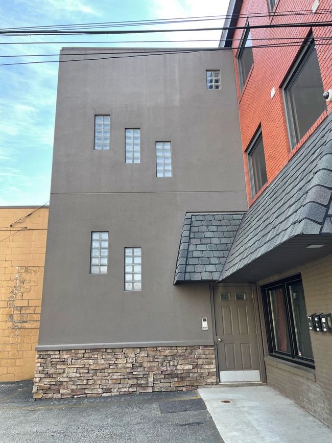 307 Freeport Rd, Unit Third Floor Apartment