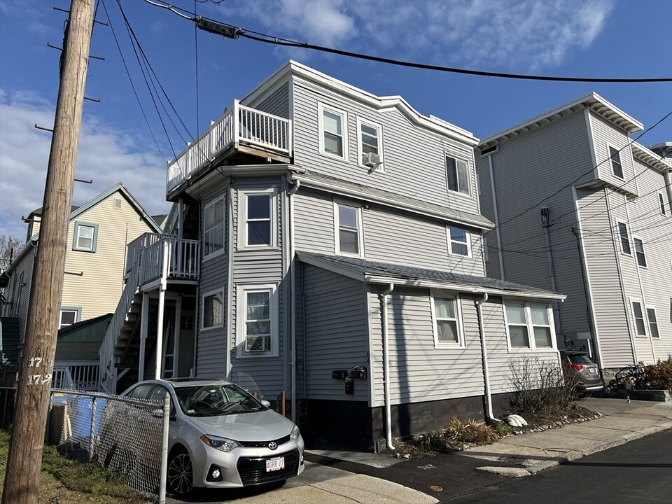 64 Moore St in Winthrop, MA - Building Photo