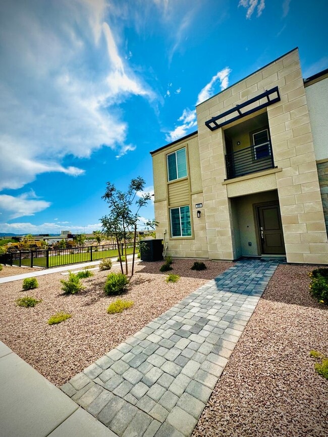 850 Bronzite St
